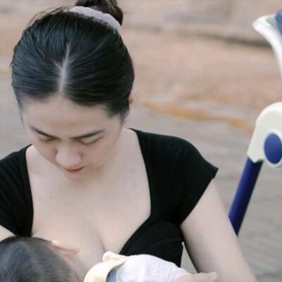 约会穿搭美女穿风衣真空内搭图片(图1)